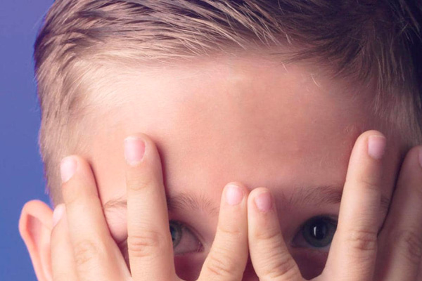 ¿Cómo ayudar a un niño tímido?